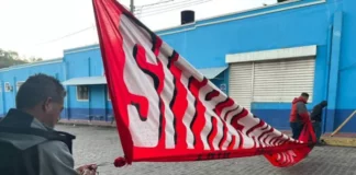 Empleados del SANAA se movilizan hacia Casa Presidencial