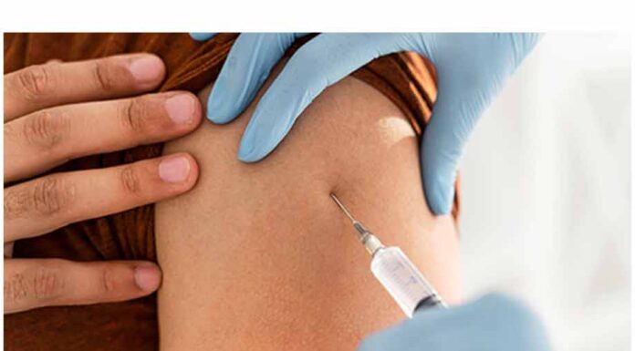 Vacuna adaptada a ómicron redujo un 81% de hospitalizaciones en mayores de 65