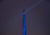 La Torre Eiffel se ilumina con los colores de Ucrania a un año de la invasión