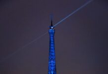 La Torre Eiffel se ilumina con los colores de Ucrania a un año de la invasión