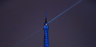 La Torre Eiffel se ilumina con los colores de Ucrania a un año de la invasión