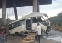 Bus rapidito impacta con antigua estructura de peaje en San Pedro Sula