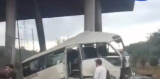 Bus rapidito impacta con antigua estructura de peaje en San Pedro Sula