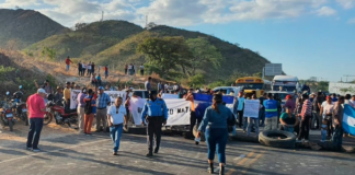 Vendedores de Choluteca protestan contra el traslado de la terminal municipal hacia la del pacífico y bloquean la carretera a Guasaule