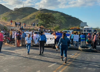 Vendedores de Choluteca protestan contra el traslado de la terminal municipal hacia la del pacífico y bloquean la carretera a Guasaule