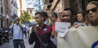 Migrantes denuncian en España retrasos y falta de citas para trámites