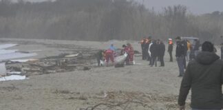 Al menos 40 migrantes mueren tras un naufragio en la costa de Italia