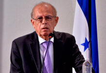 El magistrado Edgardo Cáceres presenta su renuncia irrevocable ante la Secretaría del Congreso Nacional