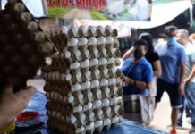 Siguen las filas para comprar cartón de huevos y reportan escasez de pollo