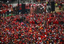 Los Chiefs son ovacionados por miles de fanáticos en su desfile de campeones