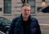 La Fiscalía estadounidense rebaja los cargos contra el actor Alec Baldwin