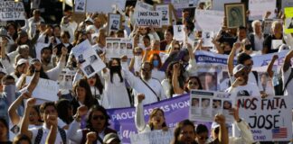 Familiares de desaparecidos protestan en carretera mexicana que llega a EE. UU.