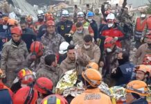 Un hombre es rescatado en Turquía tras 278 horas atrapado entre los escombros