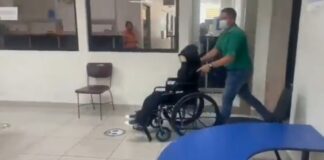 Joven colombiana agredida por el hondureño Isaac Sandoval acudió en silla de ruedas a los Juzgados