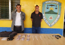 Policía Nacional captura en Guaimaca a dos hombres en posesión de droga y 80 mil lempiras