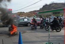 Fiscales y forenses bloquean carretera en Honduras para exigir mejor salario