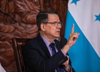 El periodo pre y post-natal es un derecho que solo le corresponde a la mujer, el hombre no lo merece, señala el ministro Matheu