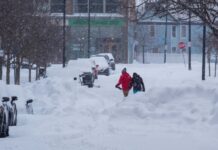 Nevadas, lluvias e inundaciones dejan apagones y vuelos cancelados en EE.UU.