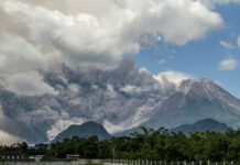 El volcán indonesio Merapi, de los más activos del mundo, entra en erupción