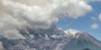El volcán indonesio Merapi, de los más activos del mundo, entra en erupción