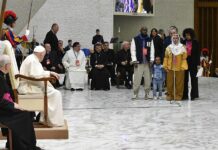 El papa Francisco recibe a refugiados y recuerda: «integrar forma parte de salvación»