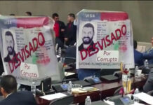 Bancada del Partido Nacional se burla de Rasel Tomé con carteles que dicen: “Desvisado por corrupto»
