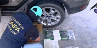 Capturan a cinco hombres en posesión de 12 paquetes de cocaína y armas de fuego en el Caribe de Honduras