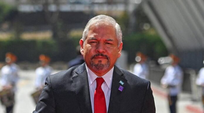 Honduras busca inversión y enfrentar deuda al establecer relaciones con China, dice el canciller Enrique Reina