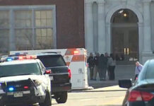 Un estudiante les dispara a 2 trabajadores en un instituto de Denver (EE.UU.)