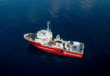 La nave de Emergency desembarca a 105 migrantes en el puerto de Brindisi