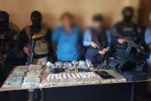 Funcionarios policiales detienen a supuesta integrante de la MS-13 en posesión de droga e indumentaria policial