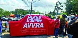 Importadores de vehículos se toman accesos a la aduana La Mesa, zona norte de Honduras