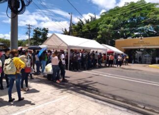 Maestros interinos advierten que van a las calles por que no les extienden contratos