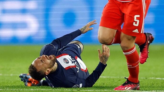 Neymar se operará el tobillo derecho y es baja para lo que queda de temporada