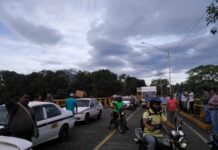 Empleados del Ministerio Público realizan tomas en la carretera CA-13 exigiendo un reajuste salarial