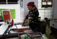 Migrantes se incorporan a trabajos en México mientras intentan cruzar a Estados Unidos