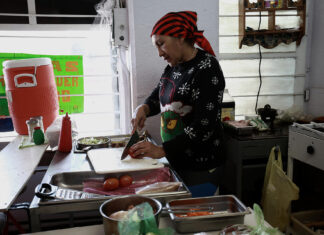 Migrantes se incorporan a trabajos en México mientras intentan cruzar a Estados Unidos