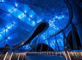 Inaugurada la veloz montaña rusa Tron de Disney en parque de Florida