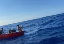 Buzos buscan a dos personas desaparecidas en naufragio de barco en Honduras