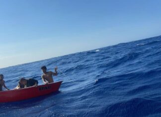 Buzos buscan a dos personas desaparecidas en naufragio de barco en Honduras