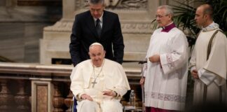 El papa no acudirá al Coliseo para el Via Crucis y lo seguirá en el Vaticano