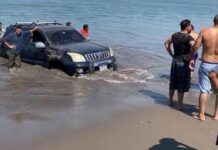 Familia hondureña se viraliza tras intentar sacar su carro del mar