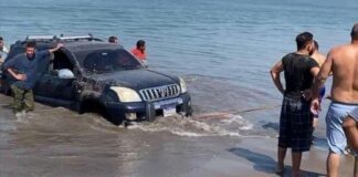 Familia hondureña se viraliza tras intentar sacar su carro del mar