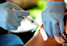 Honduras comienza a aplicar la vacuna bivalente a su personal sanitario