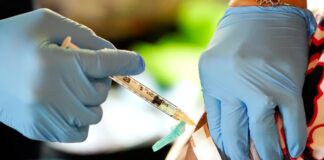 Honduras comienza a aplicar la vacuna bivalente a su personal sanitario