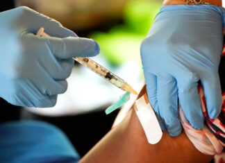 Honduras comienza a aplicar la vacuna bivalente a su personal sanitario