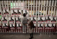 Con decenas de carteles ONG exigen renuncia del jefe de Migración de México