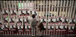 Con decenas de carteles ONG exigen renuncia del jefe de Migración de México
