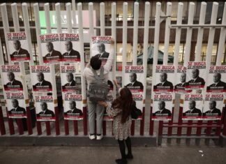 Con decenas de carteles ONG exigen renuncia del jefe de Migración de México