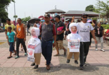 Migrantes en la frontera sur caricaturizan en protesta a López Obrador